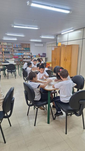 Estudantes lendo na biblioteca da escola