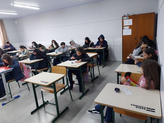 Turma em momento de leitura