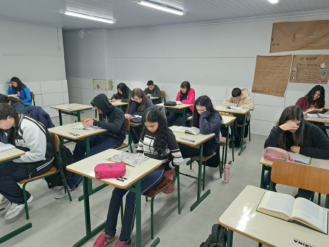 Estudantes lendo em sala de aula