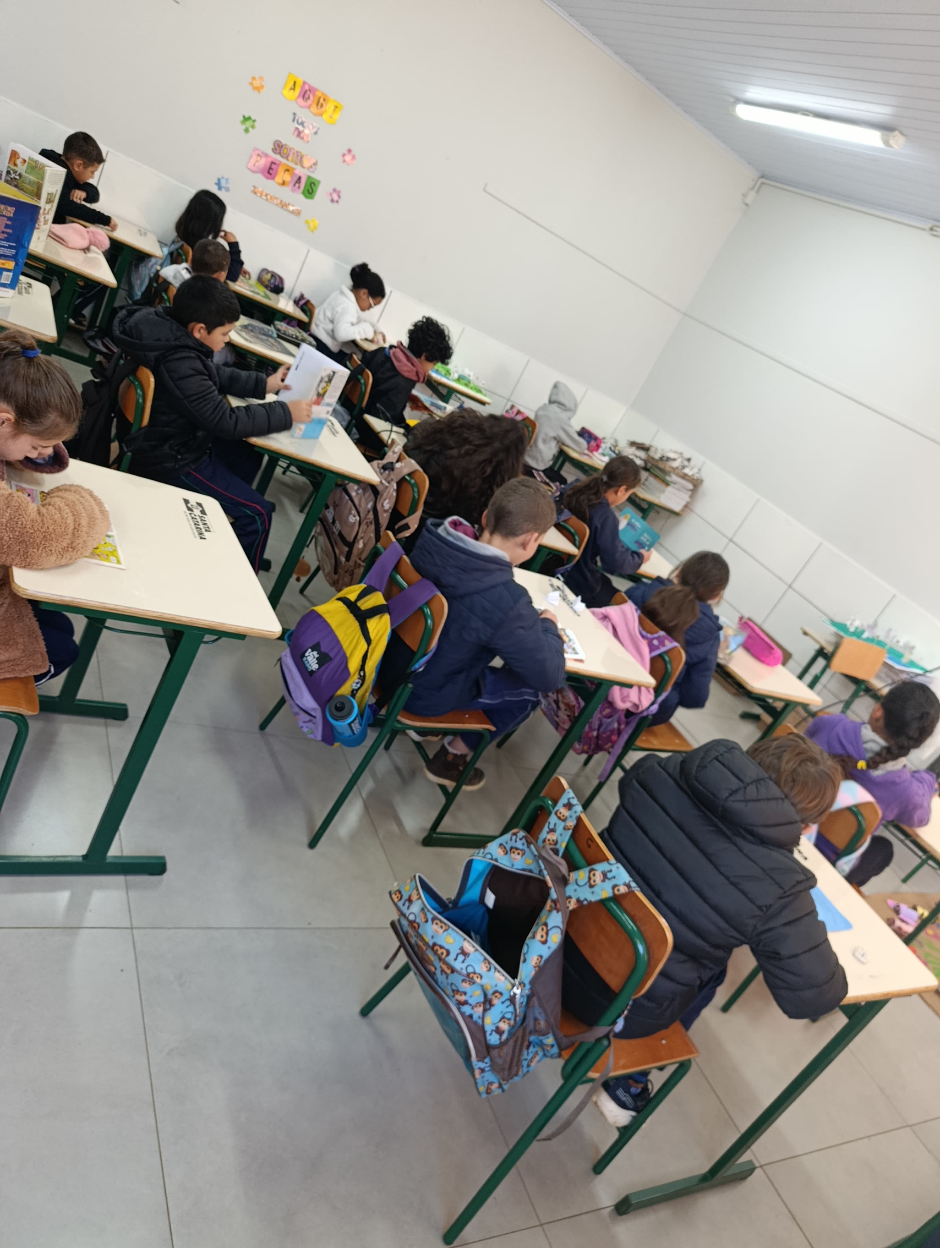 Estudantes dos anos iniciais lendo