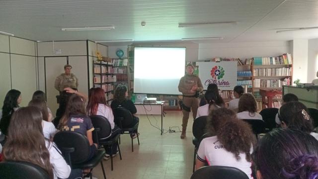 Sargento Flávia conduz a palestra na biblioteca