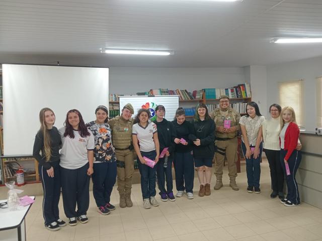 Alunas com os palestrantes no encerramento